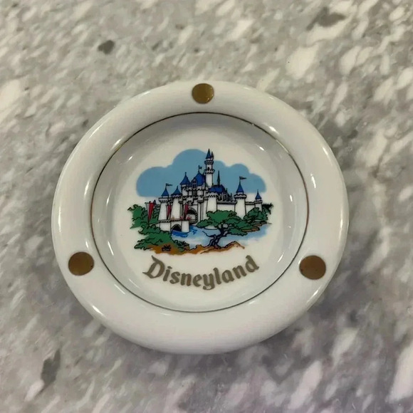 Disneyland  - rare ! Great condition, perfect for Any Disney Lover - Picture 1 of 1